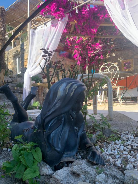 une statue d'une femme posée sur le sol dans l'établissement Villa D'Arte, à Mortola Superiore