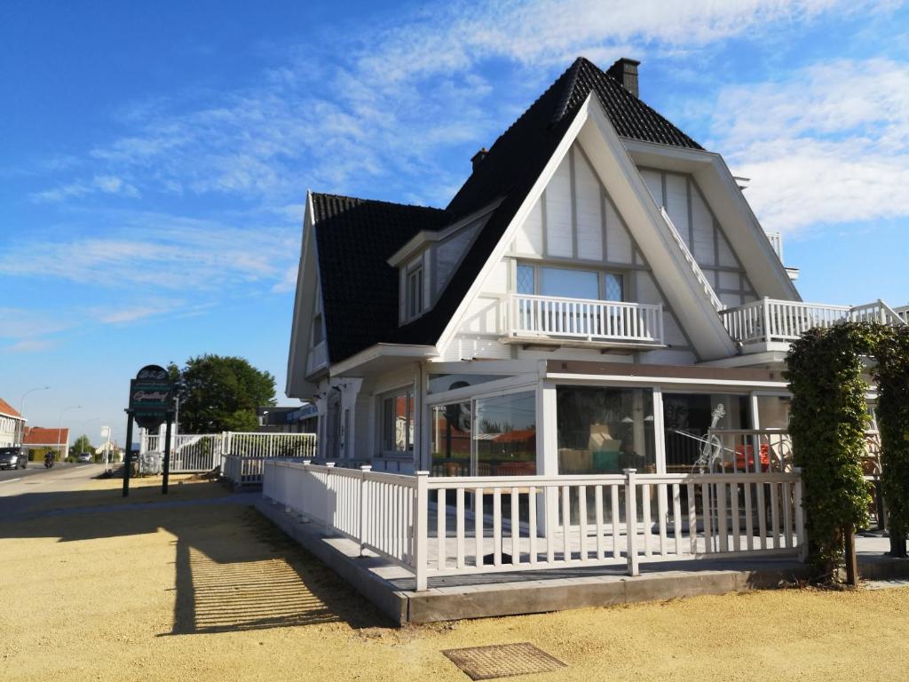 una casa blanca con techo negro en Den Hoge Doorn, en Harelbeke