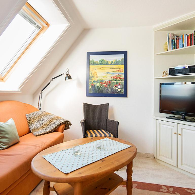 ein Wohnzimmer mit einem Sofa und einem Tisch in der Unterkunft Wohnung Ost in Westerland