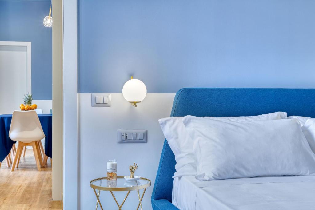 Postel nebo postele na pokoji v ubytování IzzHome Corso76