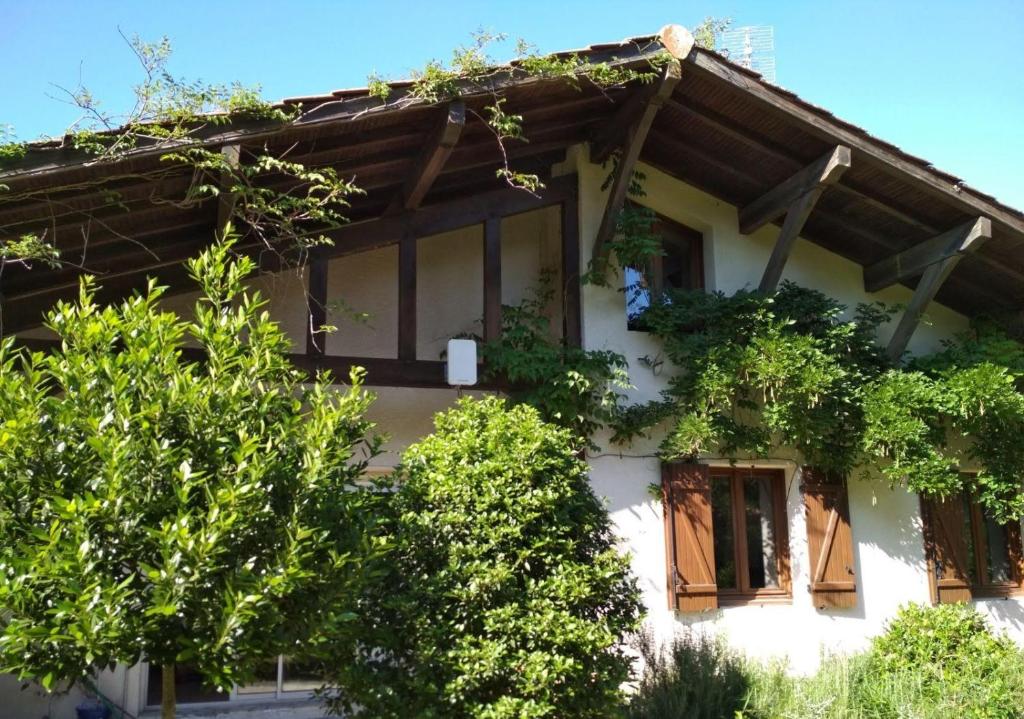 een huis met planten aan de zijkant bij CASA EN LA PLAYA, 12 PERSONAS in Labenne