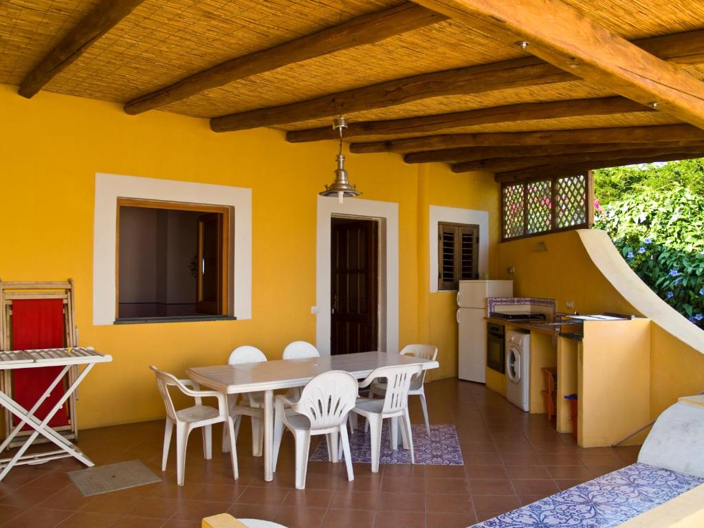 cocina y comedor con mesa y sillas en Case Vacanza Niketerios - Salina, en Santa Marina Salina