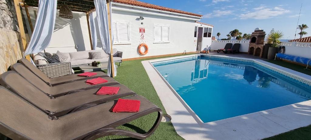 Bazén v ubytování Lovely 4-Bed Villa with ocean views in Sueno Azul nebo v jeho okolí