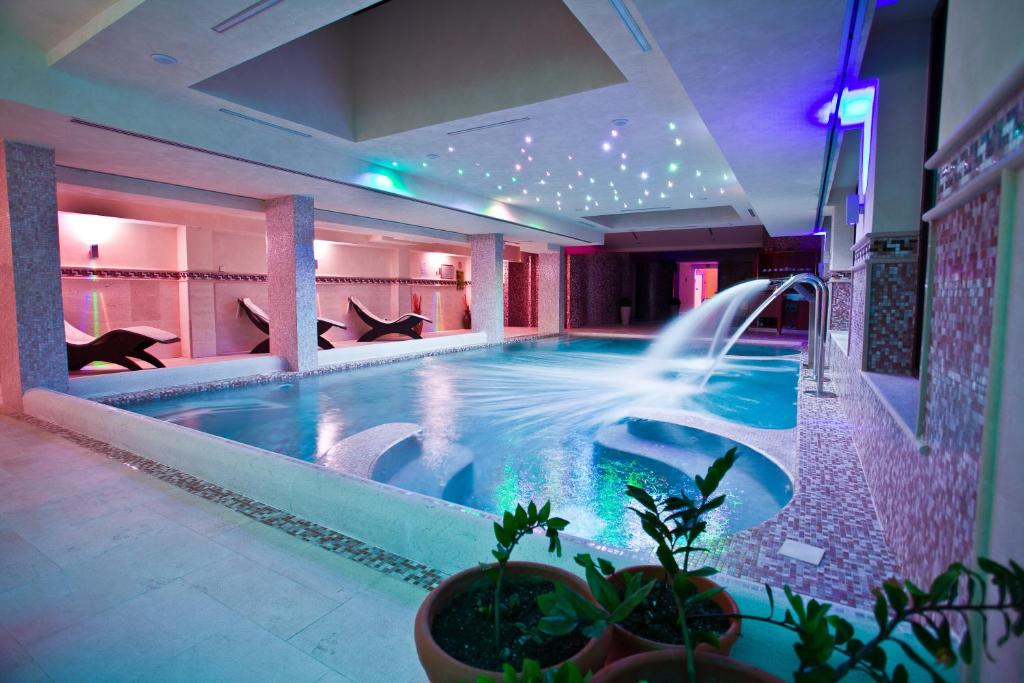 Bazén v ubytování Palace Hotel San Michele nebo v jeho okolí