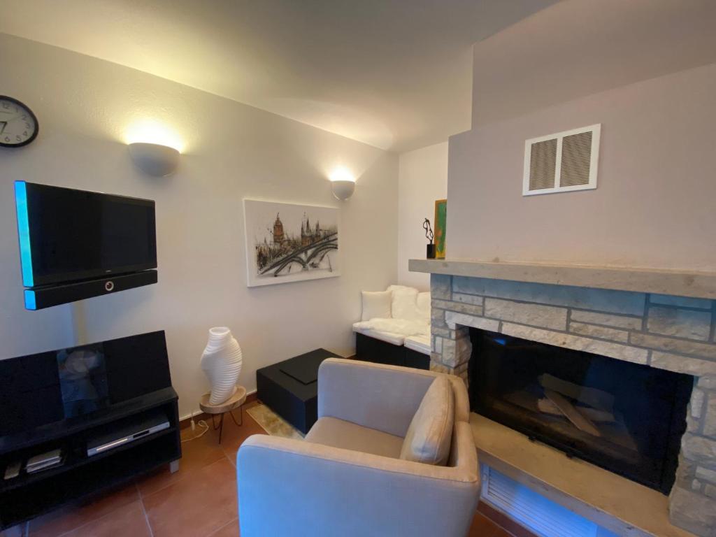 Televízia a/alebo spoločenská miestnosť v ubytovaní Modernes Alpenapartment mit Sauna Wintergarten und Pool