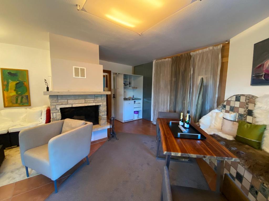 Kuchyňa alebo kuchynka v ubytovaní Modernes Alpenapartment mit Sauna Wintergarten und Pool