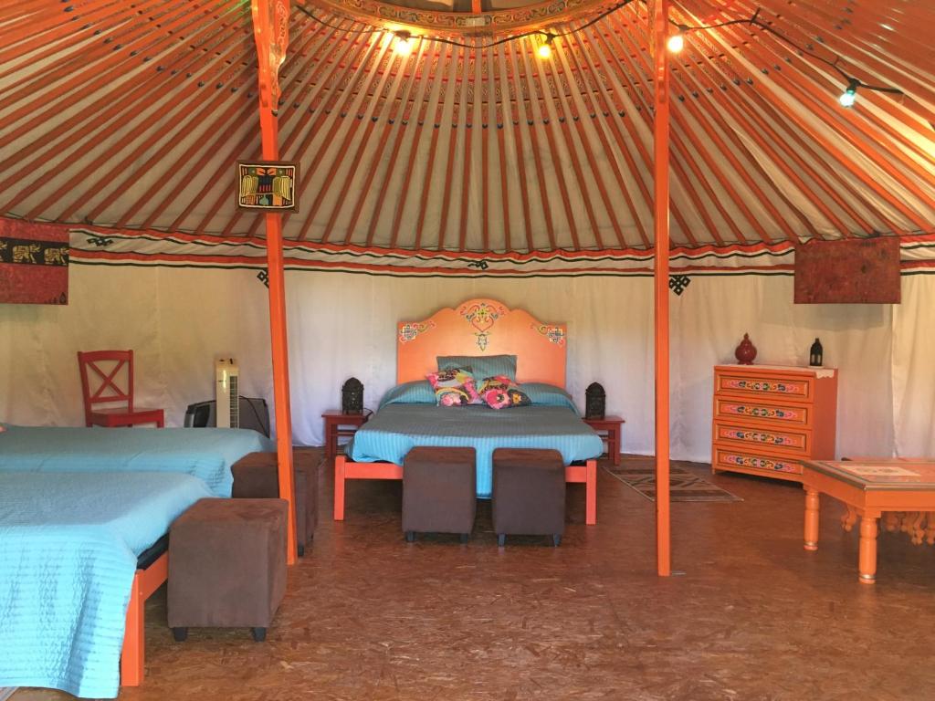 Pondaurat的住宿－La Yourte Mongole，蒙古包内一间卧室,配有两张床
