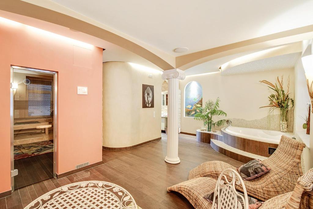 ein Wohnzimmer mit einer Badewanne, einem Sofa und Stühlen in der Unterkunft Mozart, Salzburg und Wellness für bis zu 7 Gäste in Salzburg