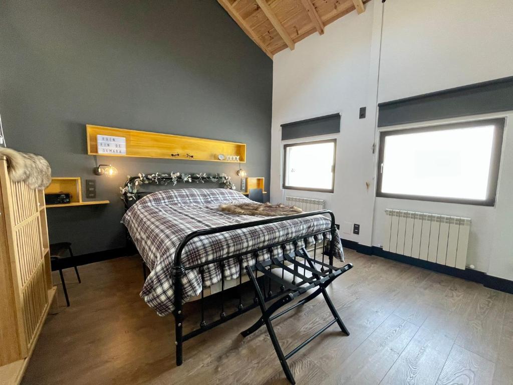 Un dormitorio con una cama con una manta. en LA CASITA, en Zamora