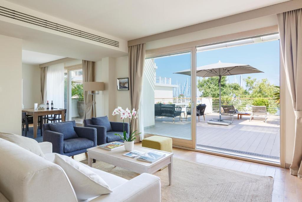 a living room with a couch and a table at Marina di Scarlino Resort in Puntone di Scarlino