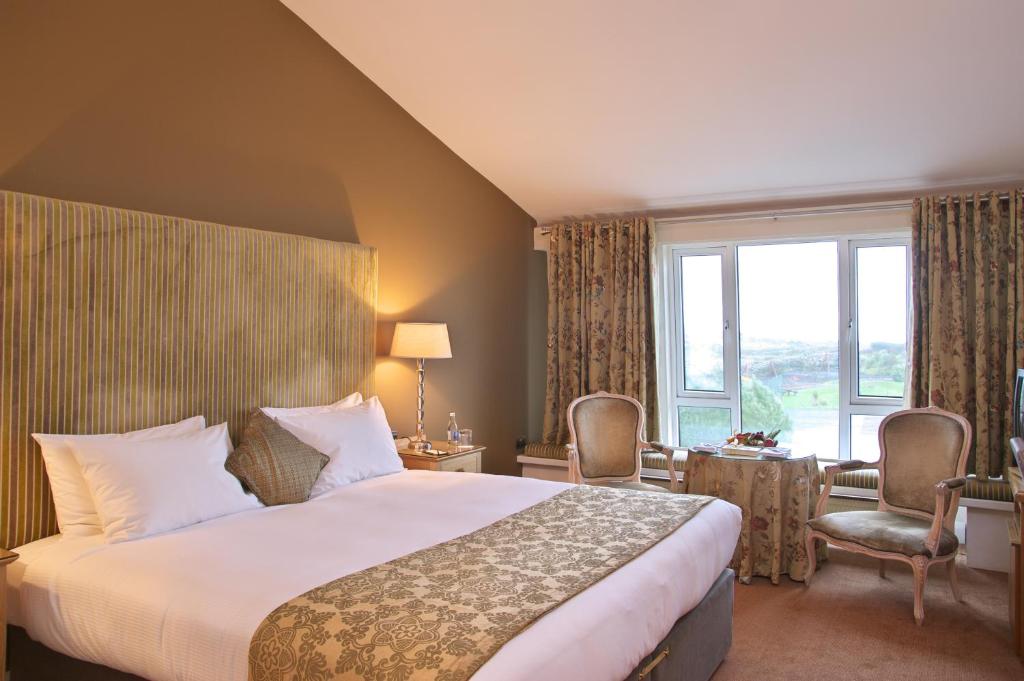Postel nebo postele na pokoji v ubytování Connemara Coast Hotel
