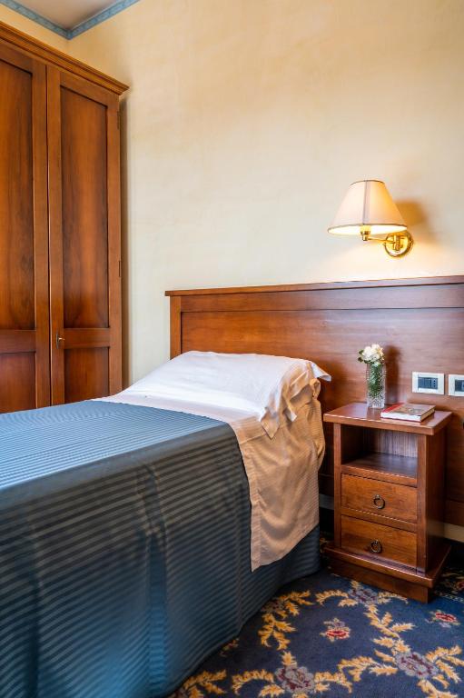Postel nebo postele na pokoji v ubytování Hotel Terme Posta Padova HOTEL RC12