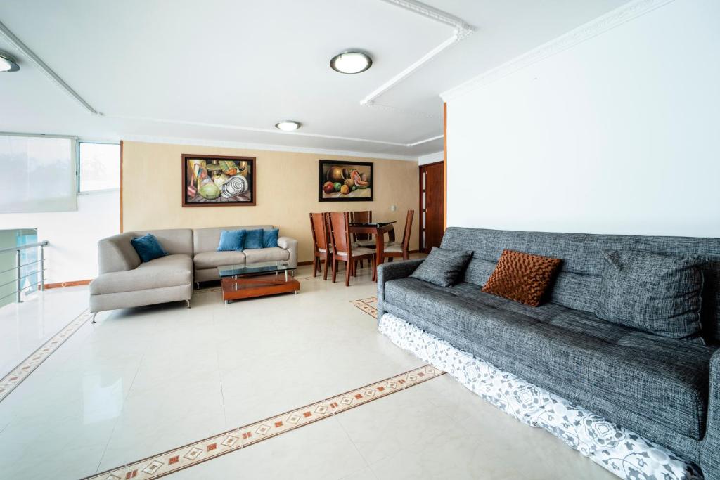 聖瑪爾塔的住宿－Amplio apartamento frente a la playa El Rodadero，客厅配有沙发和桌子