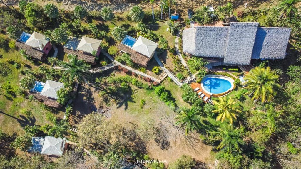 una vista aérea de un complejo con piscina en Villas Punta India en Playa Ostional