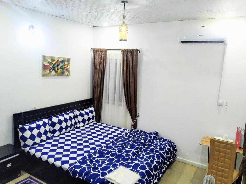 Кровать или кровати в номере Cosmetro Homes Abuja