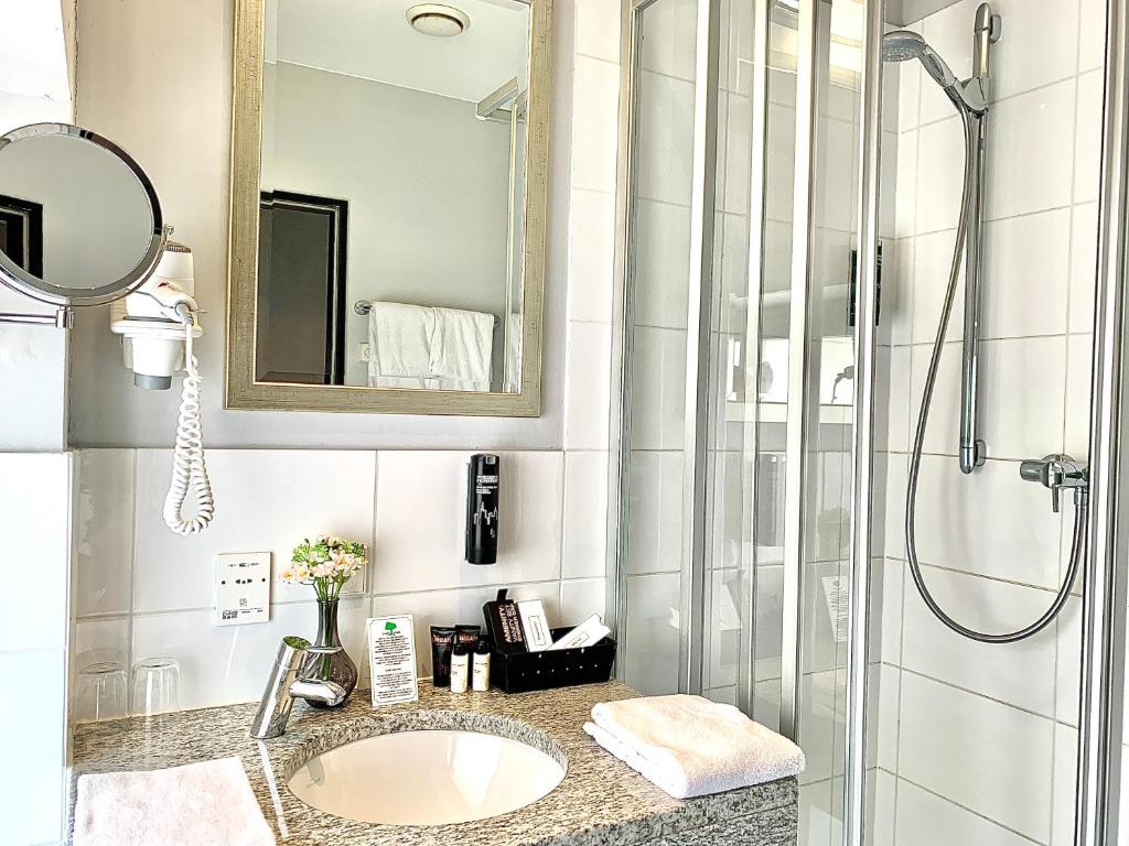Um banheiro em The Atrium Hotel