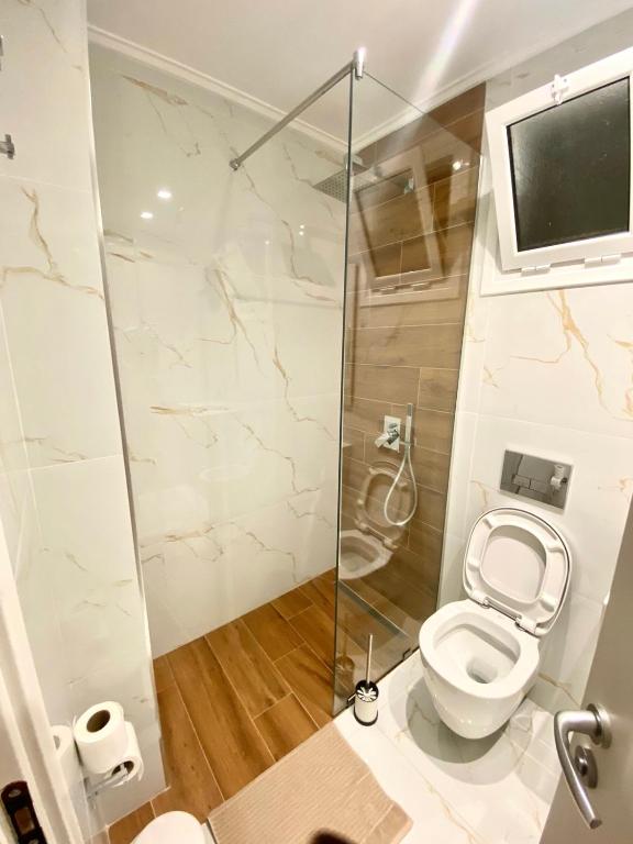 Uma casa de banho em Hotel Aulona
