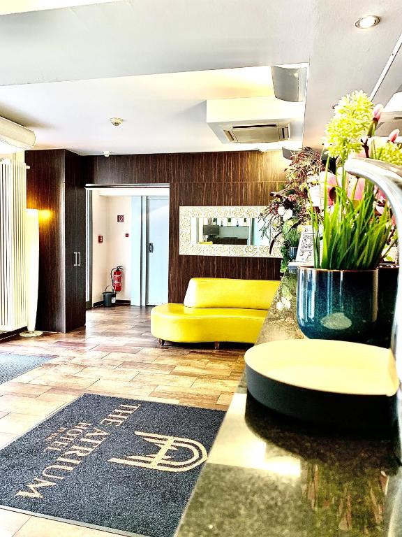 Uma área de estar em The Atrium Hotel