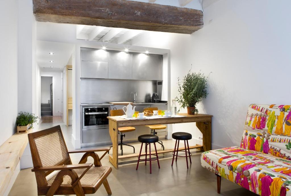 - une cuisine avec une table et des chaises dans la chambre dans l'établissement Best House Best Place, à Barcelone