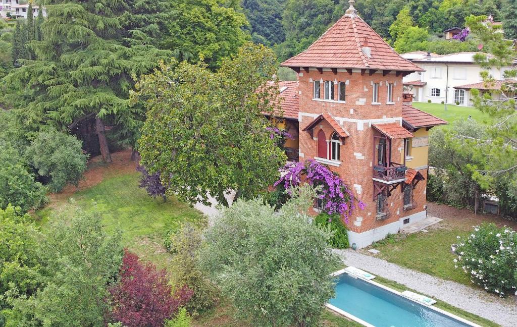 una vista aérea de una casa de ladrillo con piscina en Villa Maria, en Saló
