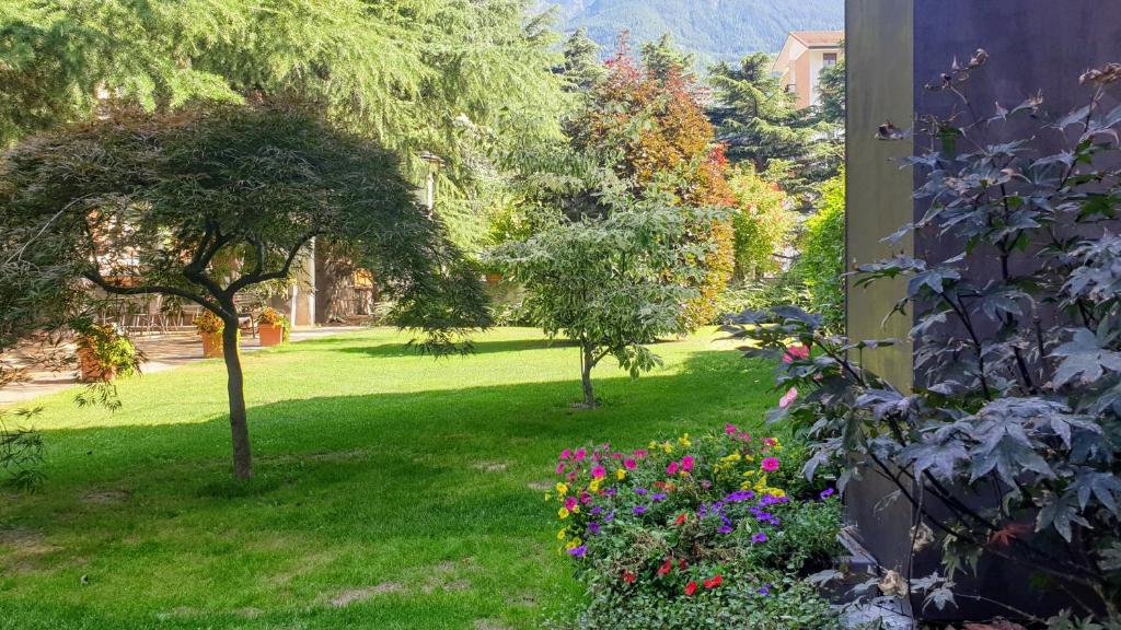 A garden outside Casa di Sant'Anselmo Aosta - Il Parco