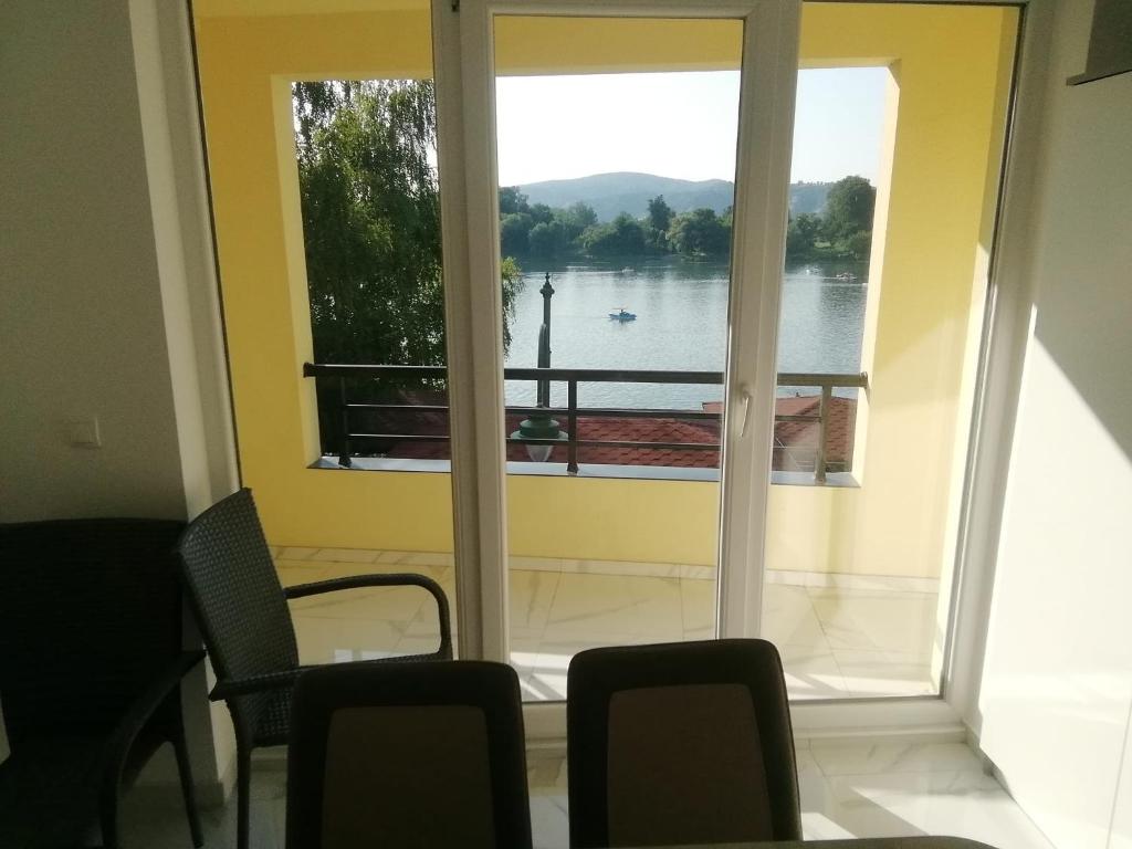 Výhled na řeku, která protéká v blízkosti aparthotelu