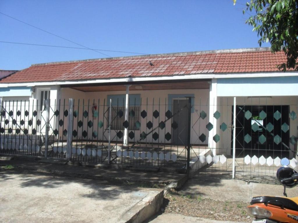 una piccola casa con una recinzione di fronte di Casa Martinez a Colón