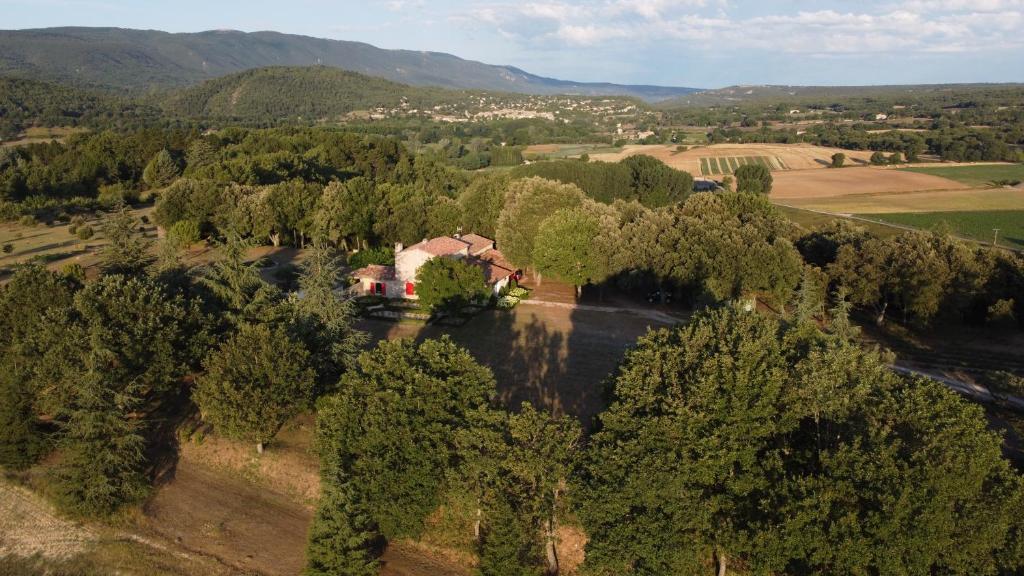 una vista aérea de una casa en medio de árboles en Les Néfliers chambre d'hôtes, en Céreste