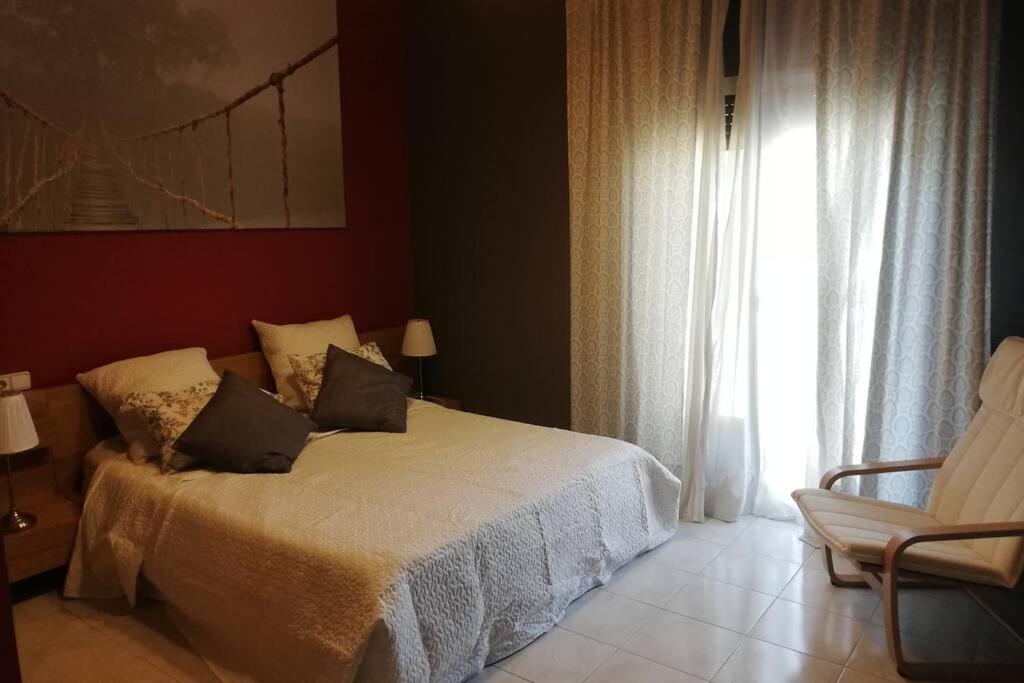 Schlafzimmer mit einem Bett und einem Fenster in der Unterkunft Casa Pla de la séquia - Xaló in Jalón