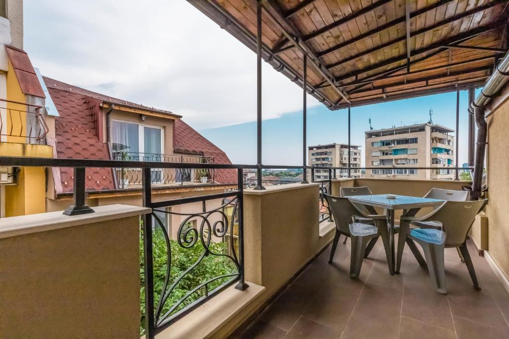 d'un balcon avec une table et des chaises. dans l'établissement 1BD Flat with a lovely terrace in the centre of Plovdiv, à Plovdiv