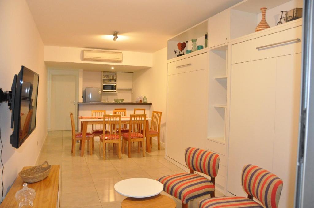 cocina y comedor con mesa y sillas en Moderno departamento en el Corazon de Recoleta en Buenos Aires