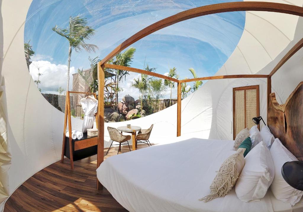 Postel nebo postele na pokoji v ubytování Green Land Bubble Glamping By Mint