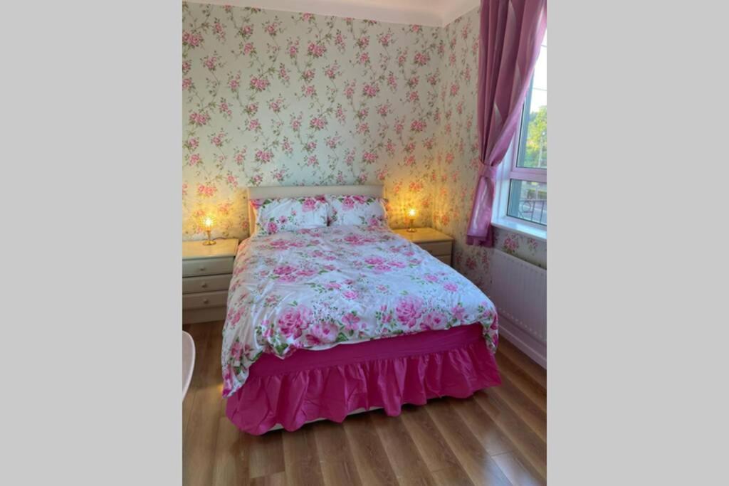 Postel nebo postele na pokoji v ubytování Glenmount Castleblayney