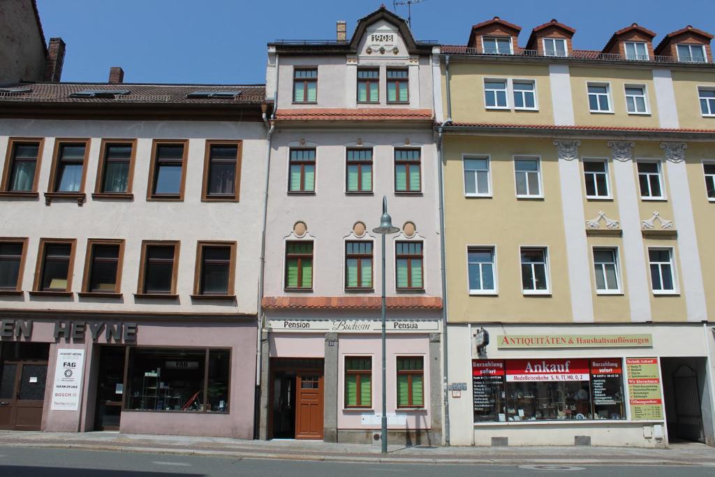 eine Reihe von Gebäuden in einer Stadtstraße in der Unterkunft Pension Budissin in Bautzen