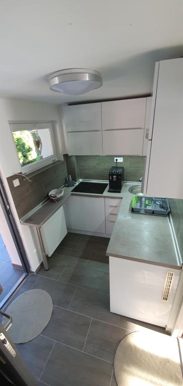 Kuchyňa alebo kuchynka v ubytovaní FortunaBeachHouse