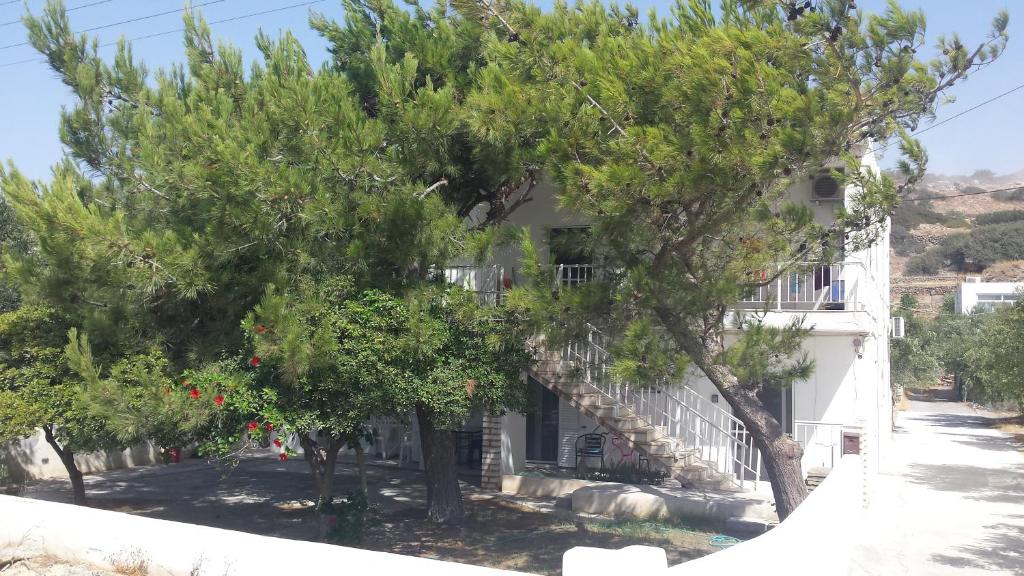 uma casa com árvores em frente em Nikolas House em Koutsounári