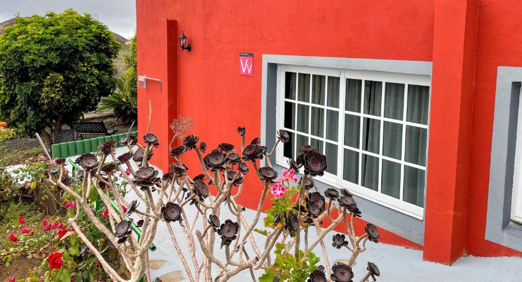 Een rood gebouw met vogels erop. bij Casa El Potrero in Mocanal