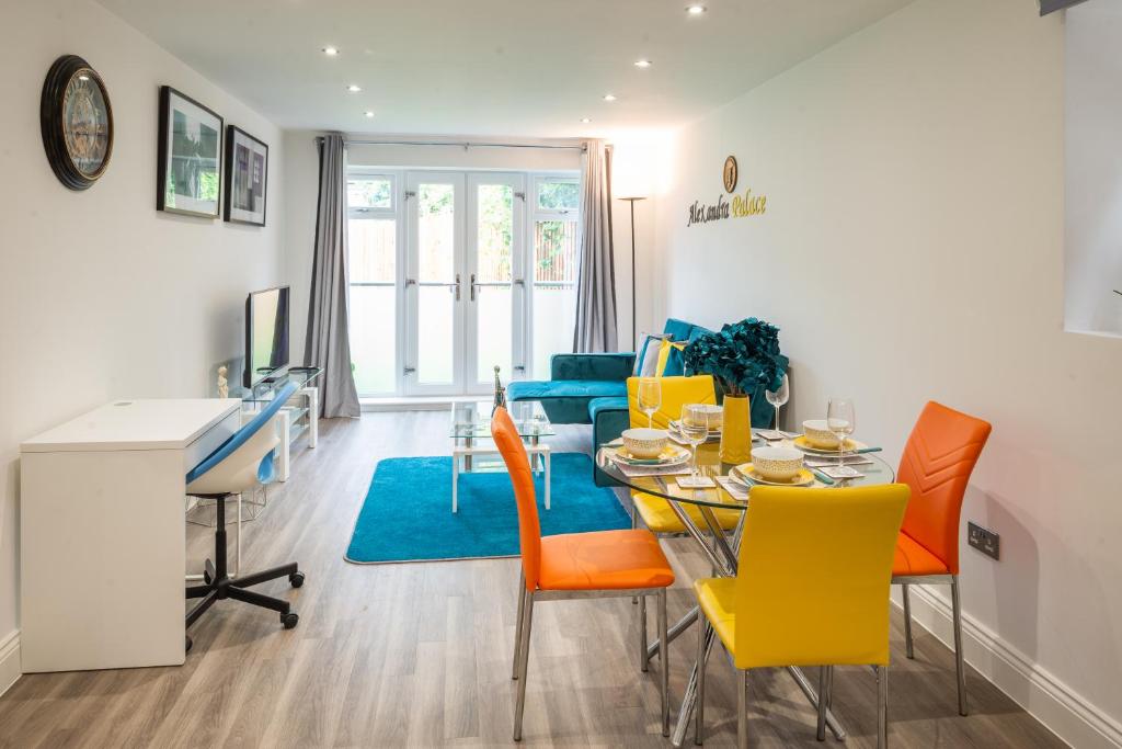 a dining room and living room with a table and chairs at The 'Pinky' - Modern 1 Bed Apartment in Hatfield - FREE Parking - Near Uni, Business Park & town centre - Big savings on Long stays in Hatfield