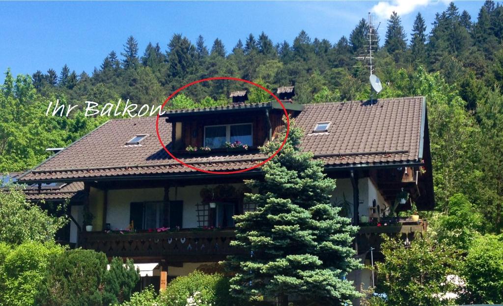 ein Haus mit einem roten Kreis darüber in der Unterkunft Ferienwohnung Gruß aus Partenkirchen in Garmisch-Partenkirchen