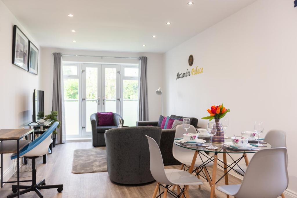 sala de estar con mesa y sillas en Modern 1 Bed Apartment in Hatfield - Walking distance to Uni & Business Park - FREE Onsite Parking, en Hatfield