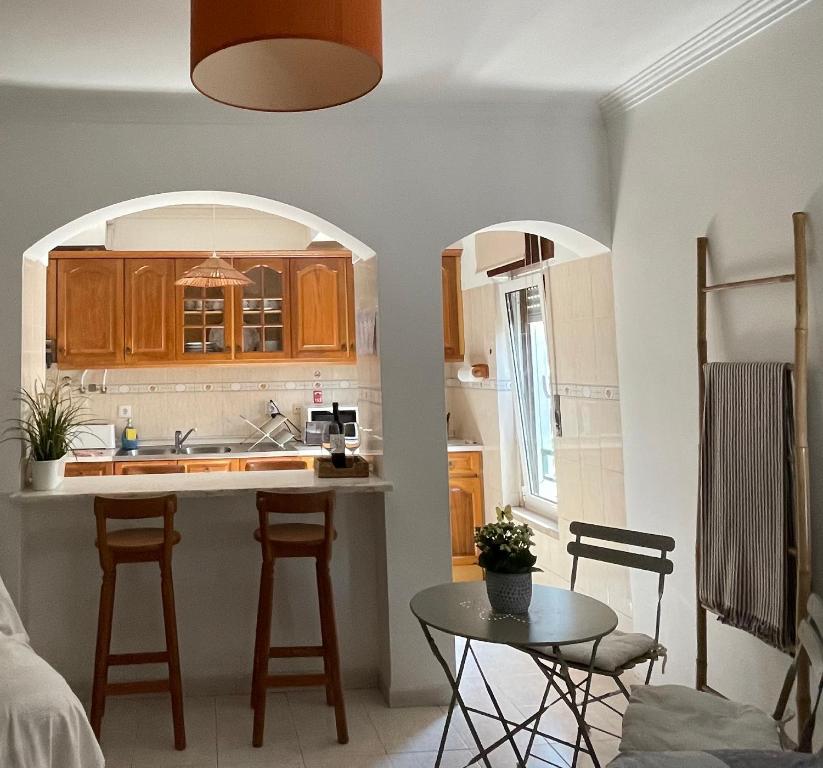 Kuchyň nebo kuchyňský kout v ubytování BestHomeStay- Caparica Beach Lisbon