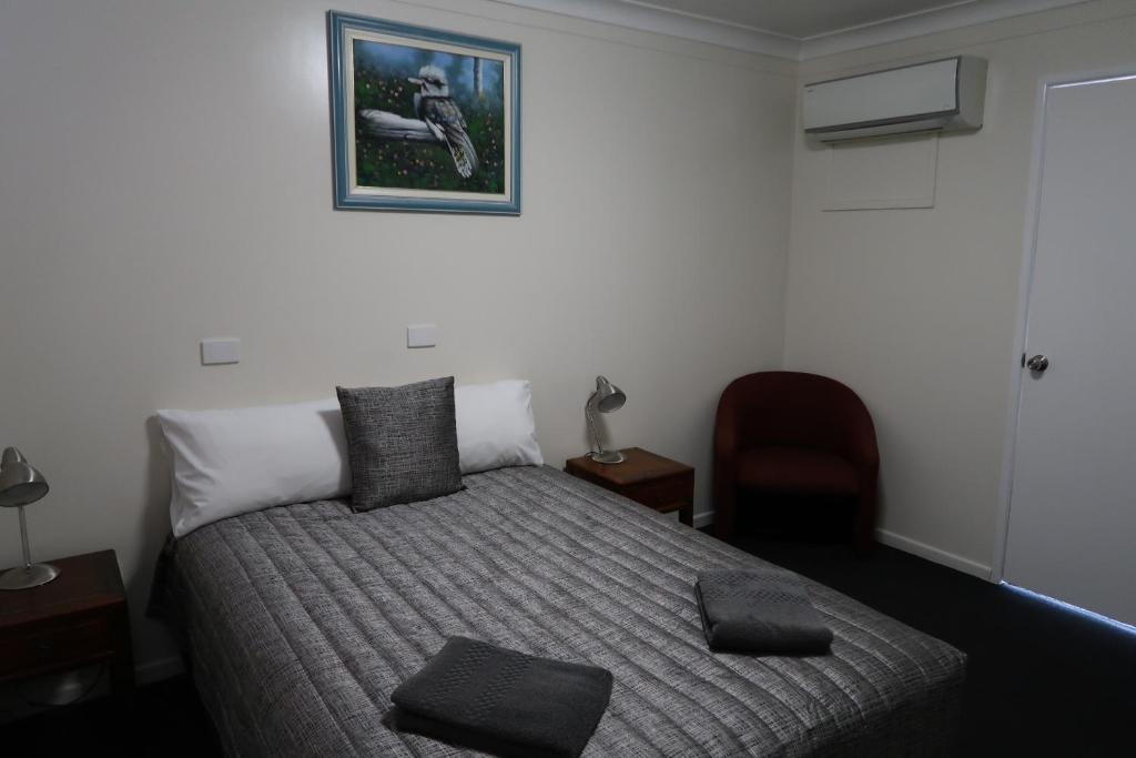 Postel nebo postele na pokoji v ubytování Charleville Waltzing Matilda Motor Inn