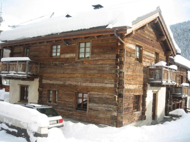 eine Blockhütte mit Schnee auf dem Dach in der Unterkunft Baita La Broina in Livigno
