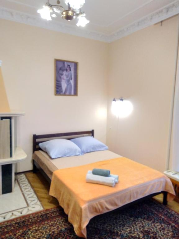 1 dormitorio pequeño con 1 cama con mesa en Апартаменты у моря, en Vapniarka