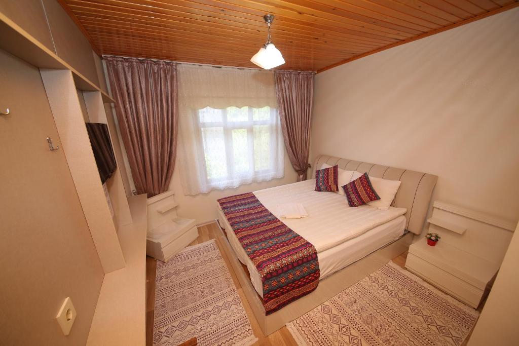 Postel nebo postele na pokoji v ubytování Emiroğlu Konak Otel