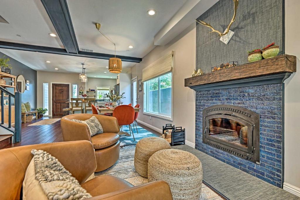 Una sala de estar con chimenea y un sofá. en Luxe Lake Arrowhead Farmhouse with Deck and Patio, en Lake Arrowhead