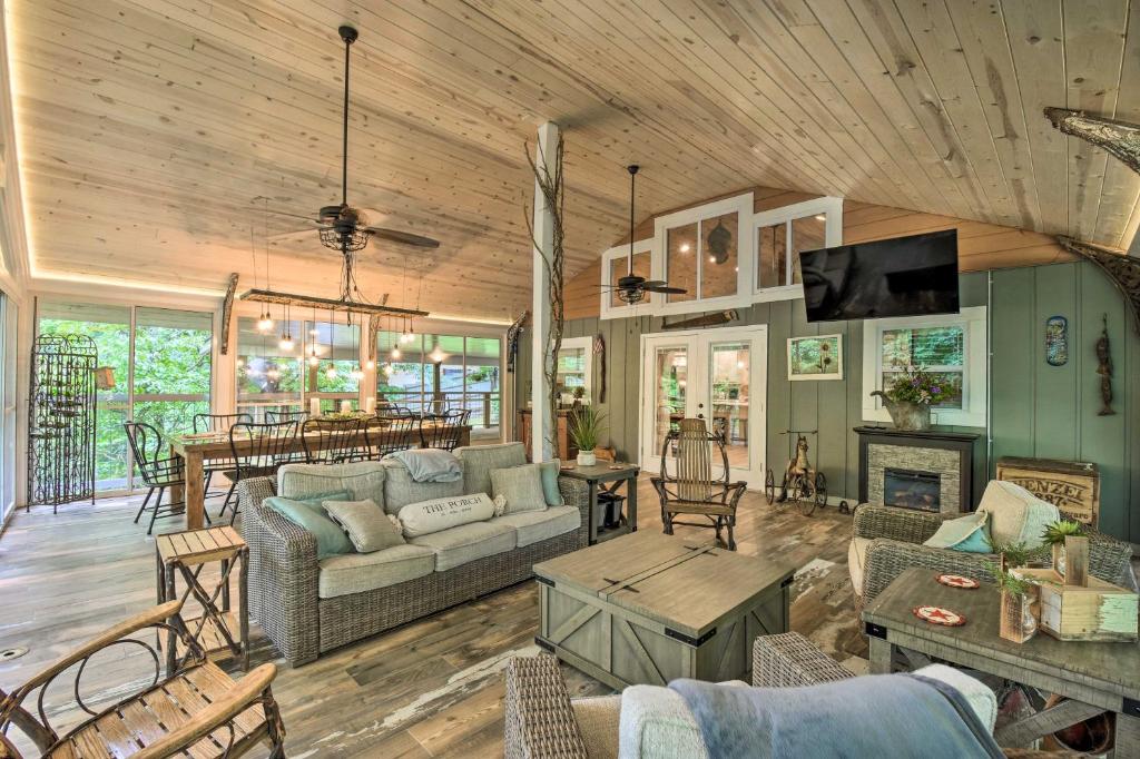Χώρος καθιστικού στο Striking Getaway with Hot Tub, Deck and Lake Access!