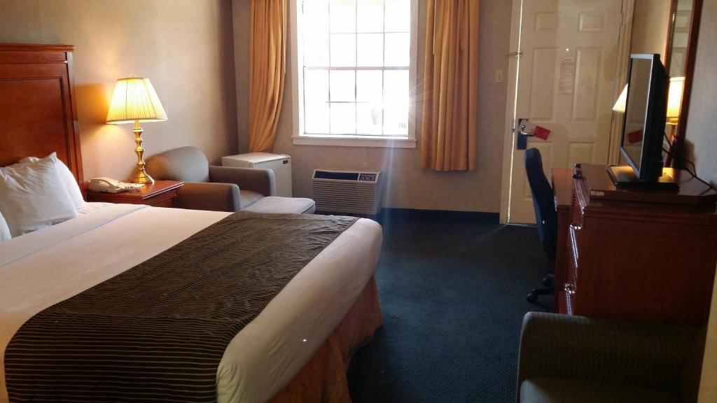 Postel nebo postele na pokoji v ubytování Ramada by Wyndham Flagstaff East