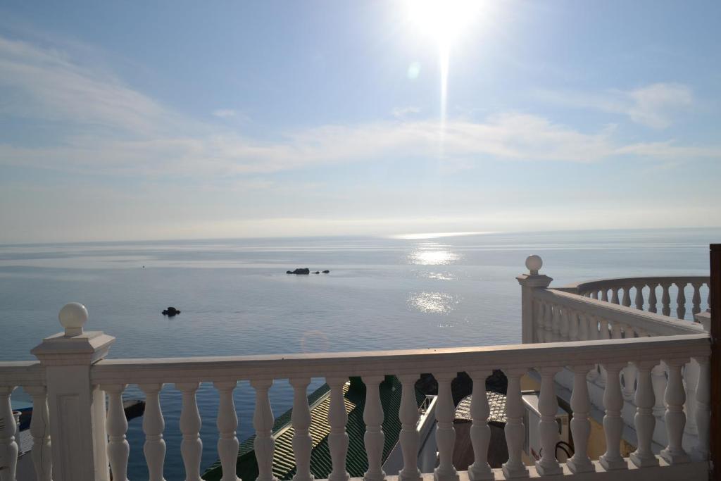vistas al océano desde el balcón de una casa en Elling Guest House, en Utes
