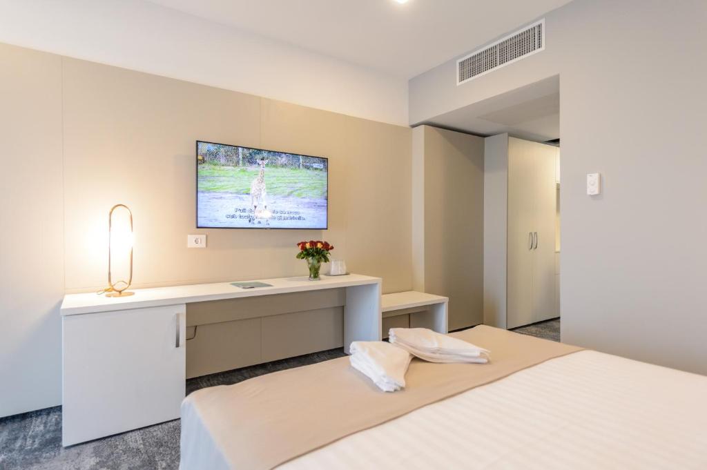 Кровать или кровати в номере Mirage Beach Spa Hotel